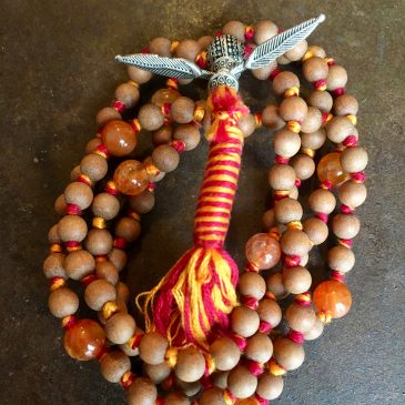 Mala Santal AMAZONIA 8mm Agathe Dragon Orange 6mm Boucle Argent 2 plumes Argent